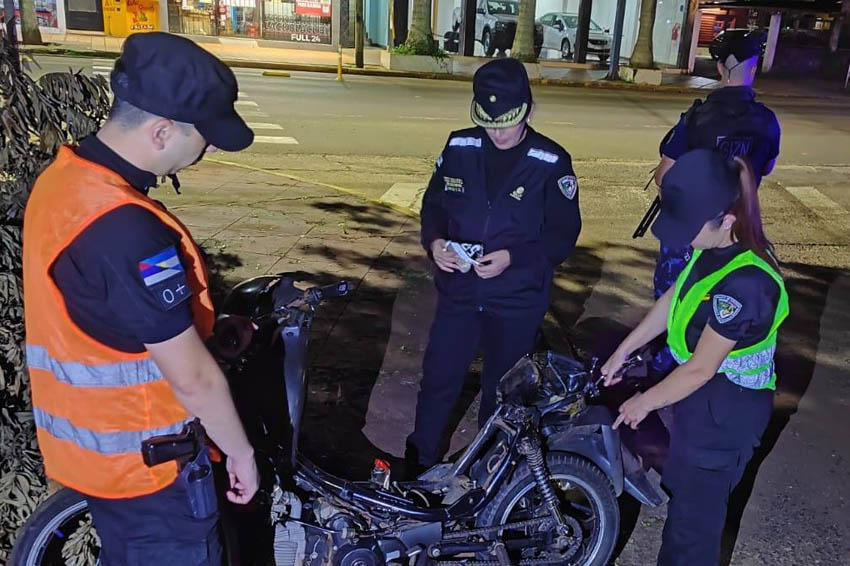Operativos nocturnos dejaron motos retenidas, un detenido y una moto robada recuperada